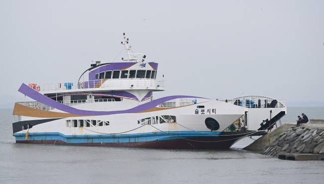증도와 자은도 사이를 하루 4번 왕복 운항하는 카페리 ‘슬로시티호’.