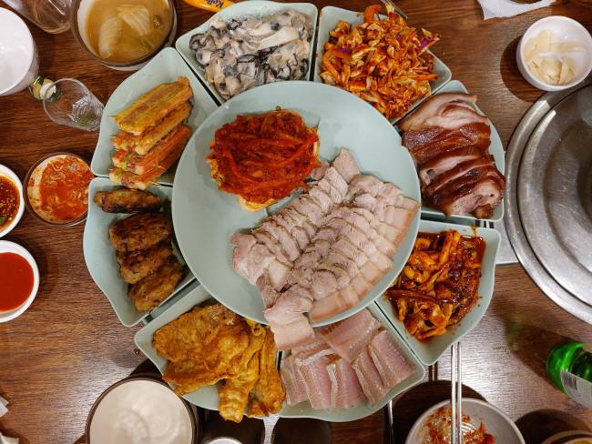 수육은 삼합에서도 당당한 주연급이다. 잘 삶은 수육은 삼합의 맛을 조화롭게 한다.