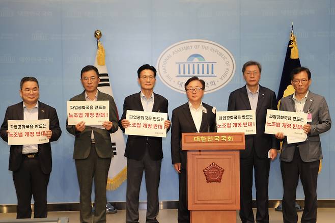 경제6단체는 “노조법 개정안은 노사관계를 파탄에 이르게 하고, 우리가 지난 수십 년간 쌓아온 노사관계 법률 체계를 뒤흔들어 전체근로자와 미래세대의 일자리까지 위협하는 악법”이라고 강조했다. [한국경영자총협회 제공]