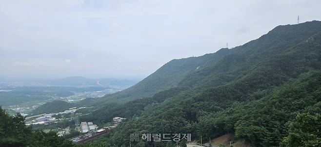 독성각에서 바라본 팔공산과 시내 풍광