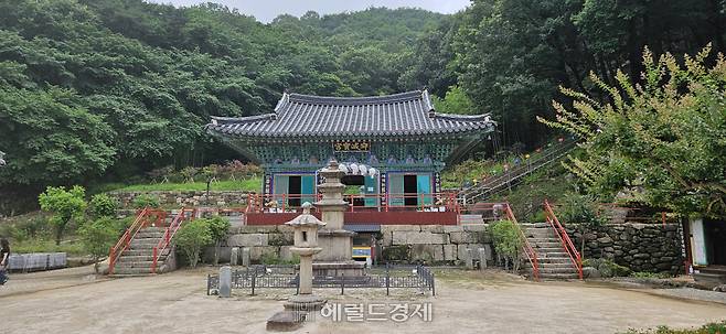 불굴사 적멸보궁과 삼층석탑