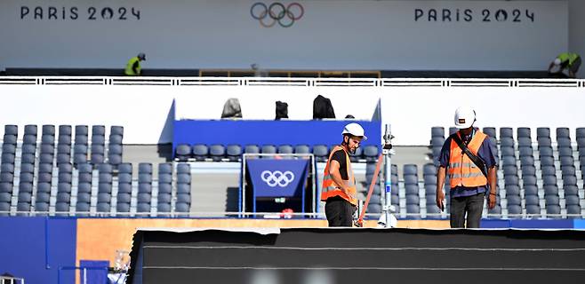 2024 파리 올림픽 개막을 8일 앞둔 18일 오전(현지시간) 개막식이 열리는 파리 에펠탑 인근에서 관계자들이 막바지 공사를 하고 있다. 파리=이상섭 기자