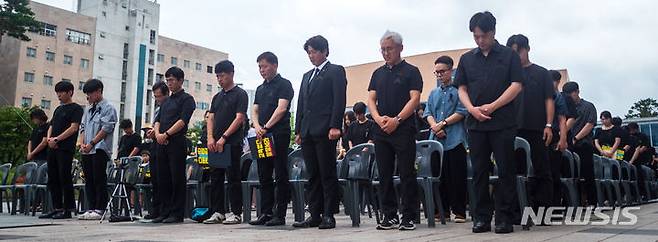 [전주=뉴시스] 강경호 기자 = 18일 전북 전주시 전북특별자치도교육청 앞에서 열린 '서이초 순직교사 1주기 추모제'의 참석자들이 순직한 교사를 위해 묵념을 하고 있다. 2024.07.18. lukekang@newsis.com