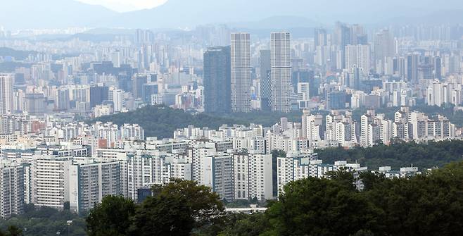 지난 16일 서울 남산에서 바라본 아파트 모습. 뉴스1