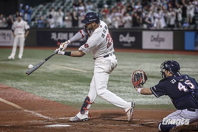 롯데 외야수 레이예스는 17일 울산 문수야구장에서 열린 '2024 신한 SOL Bank KBO 리그' 두산과 주중 3연전 두 번째 맞대결에서 4번타자 우익수로 선발 출전했다. 10회말 끝내기 만루 홈런을 쳐 팀 승리에 힘을 보탰다. 롯데 자이언츠