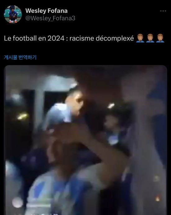 아르헨티나 축구대표팀 선수들이 인종차별적인 노래를 집단으로 불러 논란이 된 가운데, 사과를 주장한 아르헨티나 체육부 장관이 전격 경질됐다. 아르헨티나 대통령실은 18일 '어떤 정부도 세계챔피언이자 남미챔피언인 아르헨티나 대표팀에 어떤 의견, 어떤 생각, 어떤 행동도 강요할 수 없음을 통보한다. 이런 이유로 체육부 장관인 훌리오 가로는 더 이상 체육부장관으로 근무하지 않는다'고 했다. 엔소를 비난한 첼시 동료 웨슬리 포파나. SNS