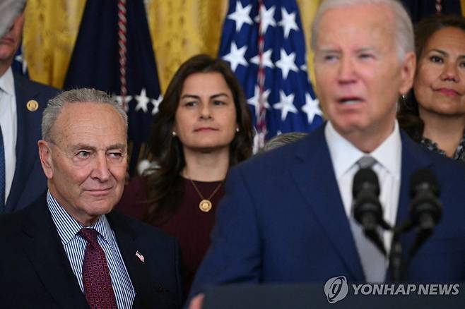 조 바이든 대통령의 연설을 지켜보는 척 슈머 민주당 상원 원내대표(좌측) [AFP 연합뉴스 자료사진]