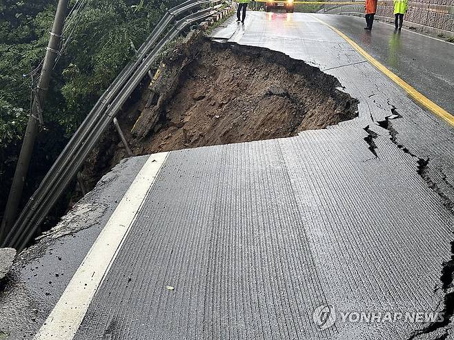 춘천 피암터널 도로 절벽 아래로 침하 (춘천=연합뉴스) 강원 내륙을 중심으로 호우 특보가 내려진 18일 오전 춘천시 사북면 원평리 국도 5호선 오월피암터널 인근에서 도로 일부가 절벽 아래 춘천호 방향으로 내려앉아 춘천 지촌 삼거리∼춘천댐 삼거리 구간 통행이 전면 통제됐다. 경찰과 도로·소방 당국은 지방도 407호선으로 우회 조치하고 있다. 2024.7.18 [강원특별자치도소방본부 제공. 재판매 및 DB 금지] taetae@yna.co.kr