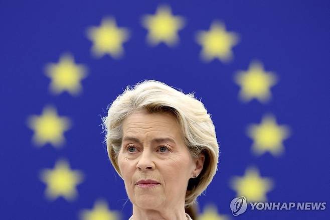 연설하는 EU 집행위원장 (스트라스부르 AFP=연합뉴스) 우르줄라 폰데어라이엔 EU 집행위원장이 18일(현지시간) 인준투표를 앞두고 막판 지지를 호소하고 있다. 2024.07.18 photo@yna.co.kr