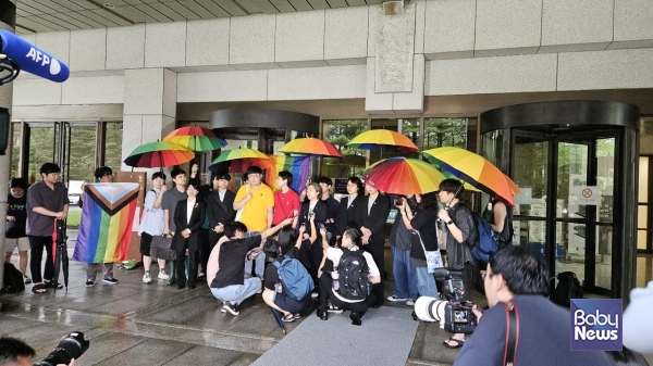 우리나라 대법원이 사실혼 관계의 두 남성을 '동성 동반자'로 인정하고 피부양자 자격을 줘야 한다고 판결했다. ⓒ국제앰네스티