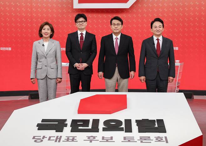 19일 서울 양천구 SBS 스튜디오에서 열린 국민의힘 제5차 전당대회 당대표 후보 방송토론회에 나선 나경원, 한동훈, 윤상현, 원희룡 후보가 기념촬영을 하고 있다.(사진=뉴스1)