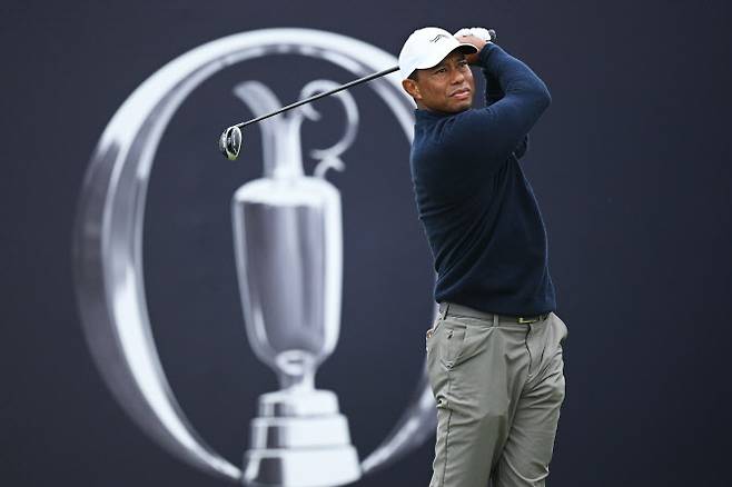 타이거 우즈가 디오픈 2라운드 1번홀에서 티샷을 하고 있다. (사진=Stuart Franklin/R&A/R&A via Getty Images)