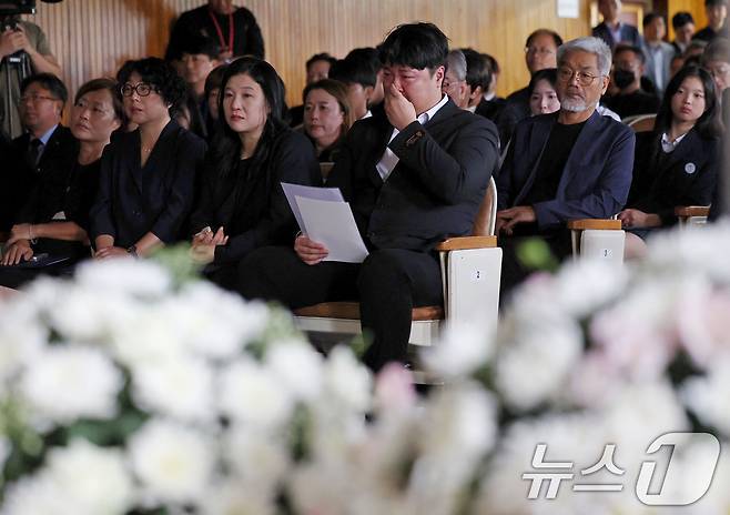 18일 오후 서울시교육청에서 열린 서이초 교사 순직 1주기 공동 추모식에서 순직 교사의 사촌오빠인 박두용 교사유가족협의회대표가 추모 영상을 보던 중 눈물을 흘리고 있다. (공동취재) 2024.7.18/뉴스1 ⓒ News1 오대일 기자