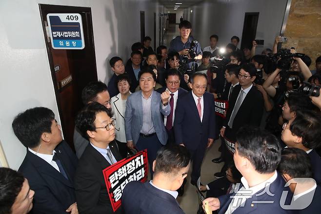 채상병 순직 1주기인 19일 오전 서울 여의도 국회 법제사법위원회에서 '윤석열 대통령 탄핵소추안 즉각 발의 요청에 관한 청원 관련 1차 청문회'가 예정된 가운데 국민의힘 의원들이 항의농성을 하고 있다. 2024.7.19/뉴스1 ⓒ News1 이광호 기자