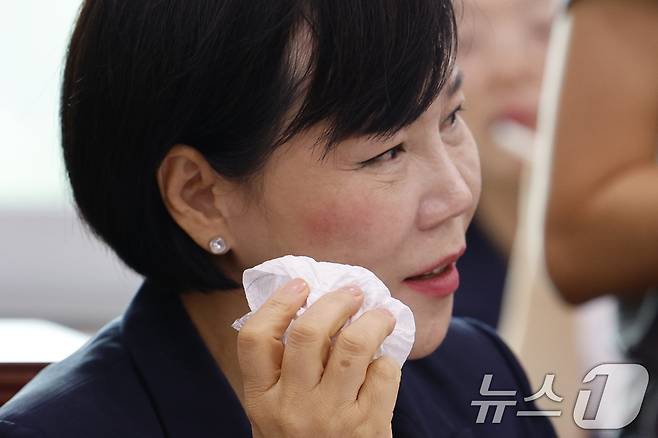 채상병 순직 1주기인 19일 오전 서울 여의도 국회 법제사법위원회에서 열린 '윤석열 대통령 탄핵소추안 즉각 발의 요청에 관한 청원 관련 1차 청문회'에서 전현희 의원이 정청래 위원장과 국민의힘 항의 속 위원장실을 나서다 오른쪽 뺨에 난 상처를 진정시키고 있다. 2024.7.19/뉴스1 ⓒ News1 안은나 기자