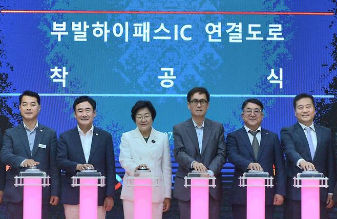 19일 경기 이천시 대월면 대흥리에서 열린 '이천 부발하이패스IC 착공식'에서 (왼쪽 두 번째부터) 박명서 이천시의회 의장, 김경희 이천시장, 한국도로공사 함진규 사장, SK하이닉스 김동섭 사장, SK하이닉스 신상규 부사장이 기념사진을 찍고 있다(SK하이닉스 제공).