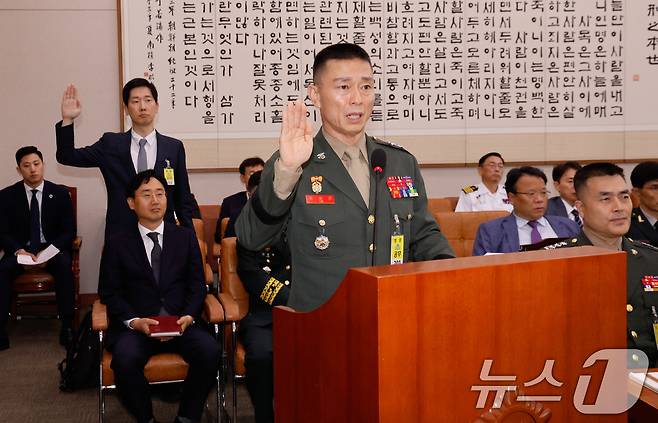 임성근 전 해병대 1사단장과 임 전 사단장의 구명 로비 의혹을 폭로한 김규현 변호사가 19일 오후 서울 여의도 국회 법제사법위원회에서 열린 '윤석열 대통령 탄핵소추안 즉각 발의 요청에 관한 청원 관련 1차 청문회'에서 증인 선서를 하고 있다. 앞줄 오른쪽은 박정훈 전 해병대수사단장. 2024.7.19/뉴스1 ⓒ News1 안은나 기자