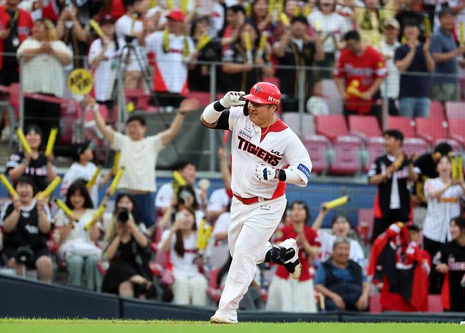 17일 광주기아챔피언스필드에서 열린 프로야구 삼성 라이온즈와 KIA 타이거즈의 경기. KIA 최형우가 3회말 2사 2루에서 투런홈런을 때리고 베이스를 돌고 있다. 연합뉴스