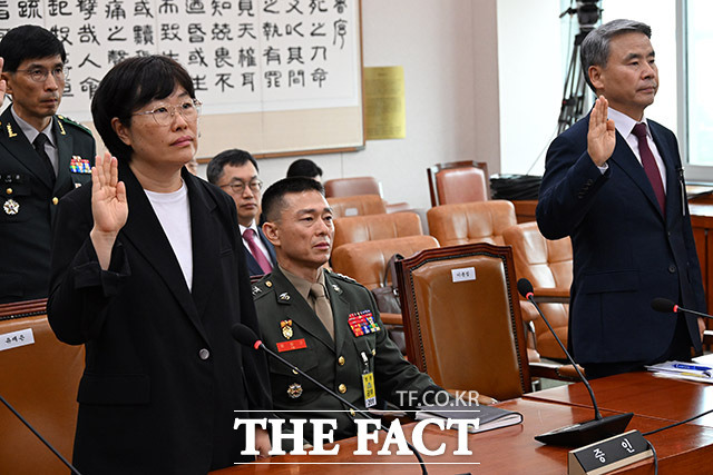 이날 열린 '윤석열 대통령 탄핵소추안 발의 요청' 청원 청문회에서 임성근 전 사단장이 자리에 앉은 채 증인 선서를 거부하는 모습.