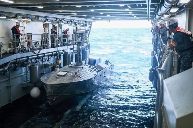 하와이 현지시간 7월 12일 천자봉함에서 비궁이 탑재된 미 무인수상정(CUSV)이 시험 해역으로 빠져나가고 있다. 비궁 시험 평가 당일 우리 해군은 4900톤급 상륙함인 천자봉함으로 비궁을 실은 미국 무인수상정을 이송했다.[이미지출처=해군]