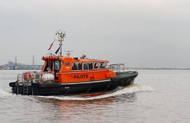 항구로 들어오는 선박을 안내하는 '파일럿 커터' 보트를 조종 중인 영국 도선사들. [이미지출처=런던 도선 협회 홈페이지 캡처]
