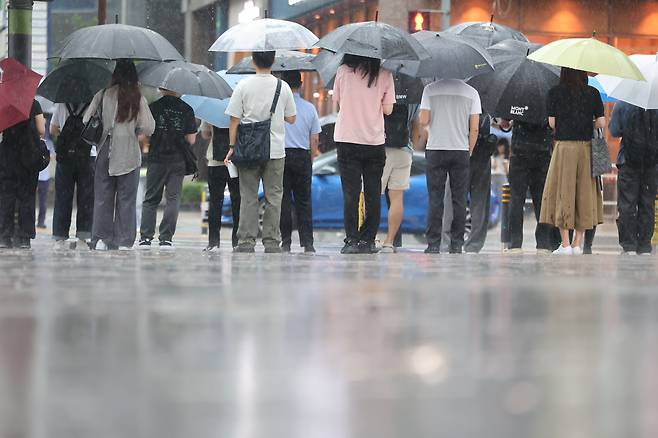 중부지방에 호우특보가 내려진 18일 서울 강남역 인근에서 우산을 쓴 시민들이 발걸음을 재촉하고 있다. /뉴스1