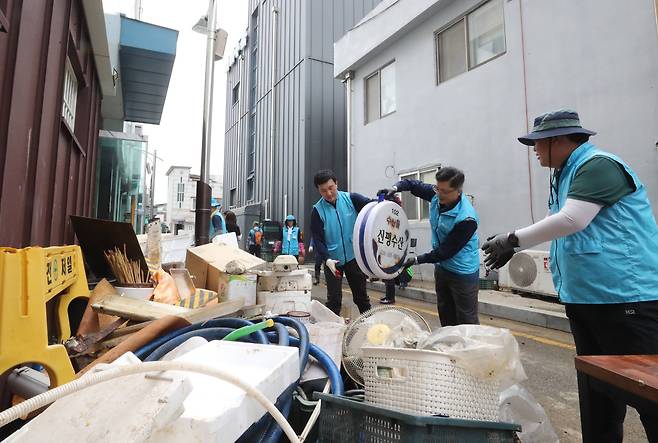 19일 충남 당진시 당진전통시장에서 현대제철 당진제철소 관계자들이 빗물에 젖은 집기류를 옮기고 있다. /연합뉴스