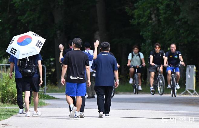 2024 파리 하계 올림픽대회를 일주일 앞둔 19일(현지시간) 프랑스 퐁텐블로시에 위치한 프랑스국가방위스포츠센터(CNSD)에 마련된 팀 코리아 파리 플랫폼에서 선수들이 이동하고 있다.   퐁텐블로=양회성 기자 yohan@donga.com