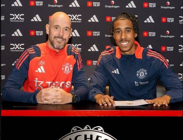 에릭 텐하흐 감독과 레니 요로(왼쪽부터, 이상 맨체스터유나이티드). 맨체스터유나이티드 X(구 트위터) 캡처