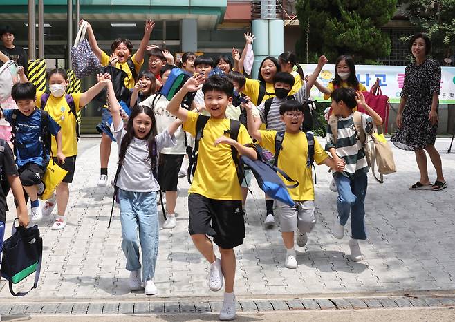 서울 동작구 대림초등학교 4학년5반 학생들이 19일 오전 여름 방학식을 마친 뒤 환호하며 학교 밖으로 뛰어나가고 있다. 김영원 기자 forever@hani.co.kr