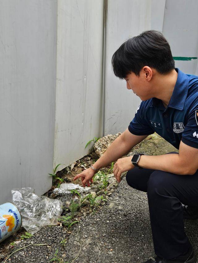 하진수 경사가 17일 서울 동작구 사당1동의 장기 방치된 공사 현장에 쌓여 있는 쓰레기를 손으로 가리키고 있다. 최현빈 기자