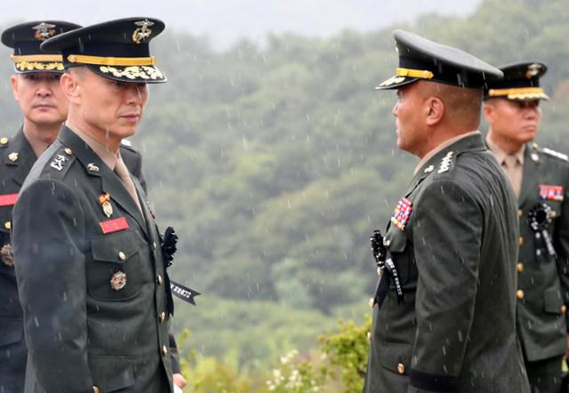 김계환 해병대 사령관과 임성근 전 해병대 1사단장이 18일 국립대전현충원 채수근 상병 묘역에서 거행된 1주기 추모식을 마치고 대화하고 있다. 뉴스1