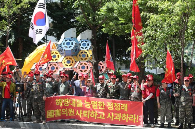 해병대전우전국총연맹 회원들이 15일 서울 마포구 정청래 의원 자택 앞에서 열린 해병대 특검법 반대 집회에서 해병대 채상병 특검법 반대를 주장하는 구호를 외치고 있다. 뉴스1