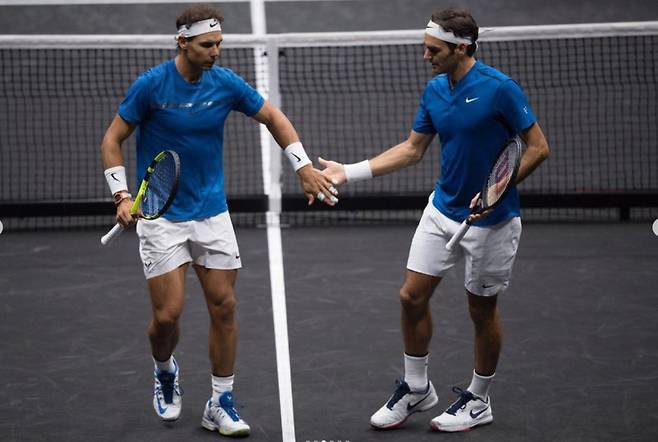 스포츠 역사상 가장 위대한 라이벌전 중 하나였던 페더러와 나달의 대결은 테니스의 전반적인 인기 상승에도 큰 역할을 했다. 이런 위대한 라이벌 전에 끼어든 조코비치는 많은 테니스 팬들에게 ‘the third wheel(불청객)’ 취급을 받았다. 페더러와 나달의 패권에 도전하는 것만으로도 조코비치를 싫어하는 팬들도 있었다. 사진은 2022 레이버 컵에 유럽팀의 일원으로 출전한 나달(왼쪽)과 페더러의 모습. 페더러 인스타그램