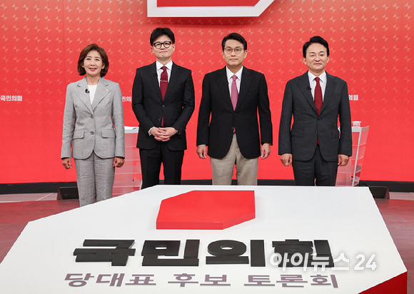 19일 서울 양천구 SBS 스튜디오에서 열린 국민의힘 제5차 전당대회 당대표 후보 방송토론회에 나선 나경원, 한동훈, 윤상현, 원희룡 후보가 기념촬영을 하고 있다. [사진=국회사진취재단]