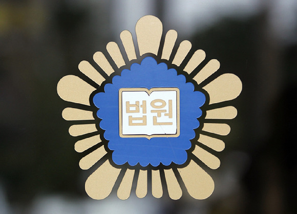 돈을 내놓으라며 날카로운 물건으로 아버지 얼굴을 찌른 40대 아들이 징역 1년을 선고받았다. 본 기사와 무관한 이미지. [사진=뉴시스]