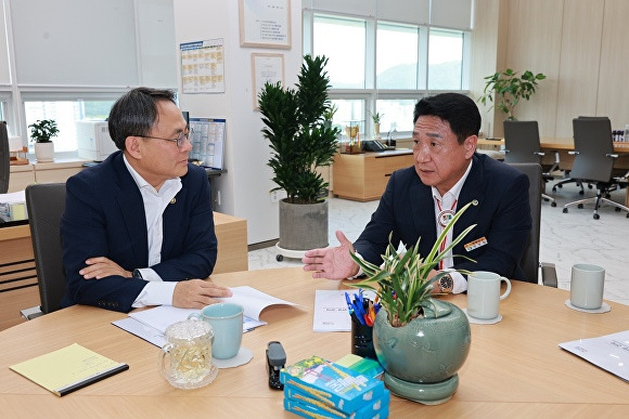 정영철 영동군수(오른쪽)가 19일 고기동 행정안전부 차관을 만나 군의 주요 현안사업을 설명하고 있다. [사진=영동군]