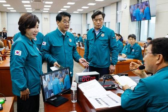 국민의힘 의원들이 18일 오후 국회에서 열린 행정안전위원회 전체회의에서 신정훈 위원장의 회의 진행 방식에 항의하 고 있다. [연합뉴스]