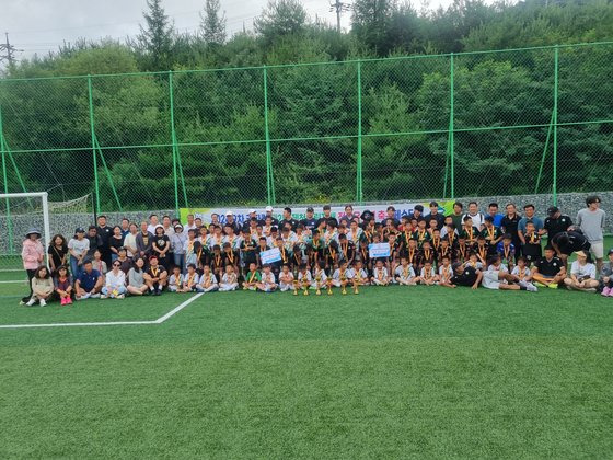 중국 베이징을 연고지로 삼아 활동 중인 하이키커 선발팀이 제천의림지 축구 페스티벌에서 압도적인 기량을 선보이며 3,4학년부를 제패해 눈길을 끌었다. 사진 한국유소년축구협회