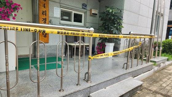 17일 오전 경북 봉화군 봉화읍 내성4리 경로당 입구 주변에 폴리스라인이 설치돼 있다. 김정석 기자