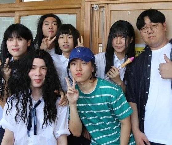 그룹 뉴진스와 민희진 어도어 대표로 변신한 학생들. 사진 의정부고 학생자치회 인스타그램