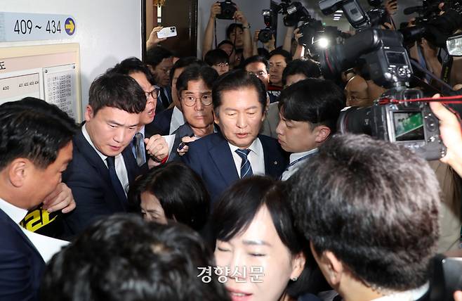 정청래 법사위원장이 19일 국회 법사위 전체회의를 주재하기 위해 위원장실에서 나와 회의장으로 가던 도중 국민의힘 의원들의 항의를 받고 있다. 정 위원장 앞의 전현희 더불어민주당 의원이 괴로워하고 있다. 2024.07.19 박민규 선임기자