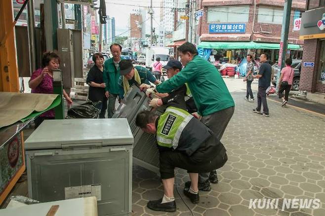 오성환 당진시장이 18~19일 수해지역에 나와 응급복구 지휘와 공무원들 안전을 챙기며 솔선수범 행동을 보이고 있다. 독자제공