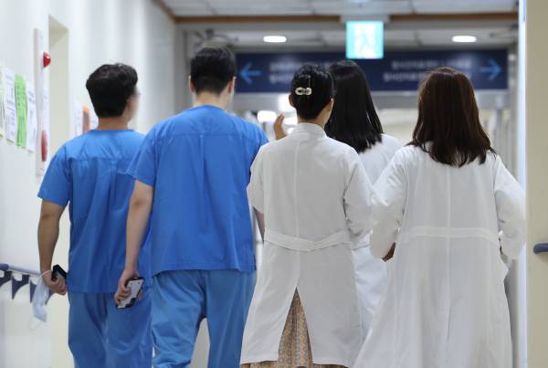 한 대학병원에서 의료진이 이동하고 있다. 연합뉴스