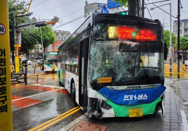 사고가 난 전기버스. 연합뉴스