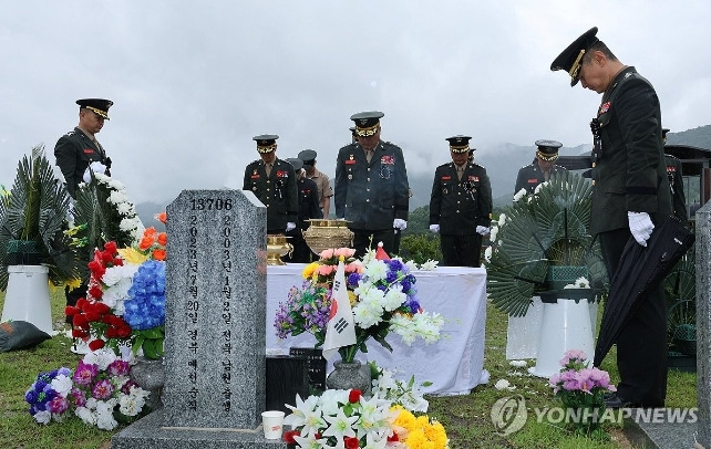 해병대 채수근 상병 순직 1주기를 하루 앞둔 18일 오전 김계환 해병대 사령관과 임성근 전 1사단장 등 군 관계자들이 국립대전현충원을 찾아 채모 상병 묘소를 참배하고 있다. / 사진=연합뉴스