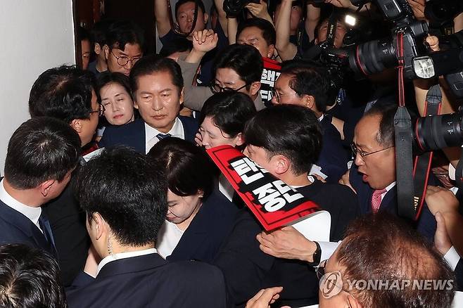 여당 항의 받으며 회의장 향하는 정청래 법사위원장