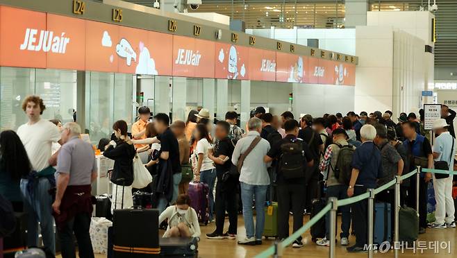 [인천공항=뉴시스] 홍효식 기자 = 올해 국적 항공사를 이용한 국내·국제선 여객이 상반기 기준 역대 최다를 기록했다. 중·단거리 노선 운항 위주 저비용항공사(LCC)들의 급격한 성장에 힘입은 것으로 분석된다. 8일 국토교통부 항공 통계에 따르면 올해 상반기 대한항공 등 국적사 10곳의 항공편을 이용한 승객은 4756만여명으로 집계됐다.  사진은 8일 인천국제공항 제1터미널 출국장에서 LCC 이용 여행객들이 탑승 수속을 기다리고 있다. 2024.07.08. yesphoto@newsis.com /사진=홍효식