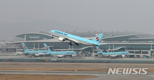 [인천공항=뉴시스]임태훈 기자 = 인천국제공항 제2여객터미널에서 대한항공 항공기가 이륙하고 있다. 2024.07.19. photo@newsis.com