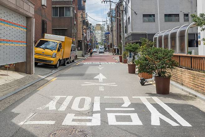 [서울=뉴시스]노면표시 퇴색 보수공사 후. 2024.07.19. (사진=양천구 제공) *재판매 및 DB 금지